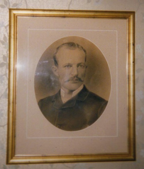 What do you think of the odd collar arrangement?