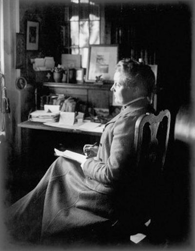sarah-orne-jewett-at-her-desk1