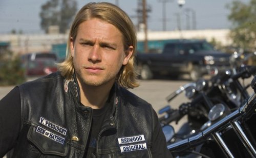 charlie-hunnam-sons-of-anarchy-600-370
