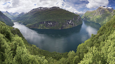 Geirangerfjord_from_Ørnesvingen,_2013_June